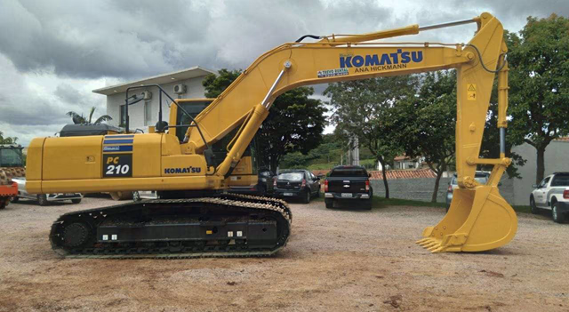 Locação de Escavadeira Komatsu PC210