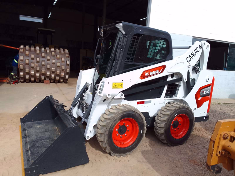 Locação de Minicarregadeira Bobcat S570