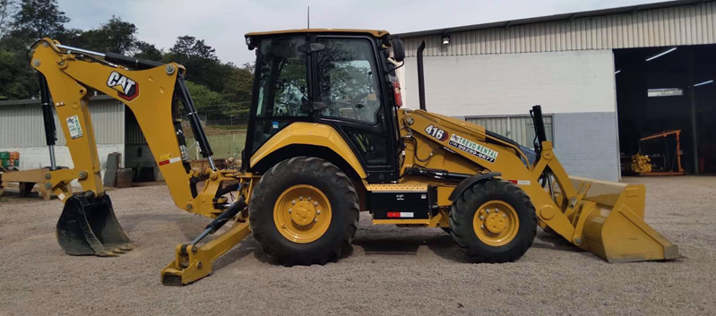 Locação de Retroescavadeira Cabinada Caterpillar 416F2