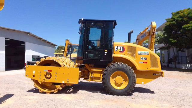 Locação de Rolo Compactador Vibratório Caterpillar CS7